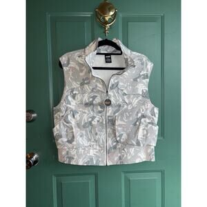 Avia Medium Women's Lightweight Trail Cargo Vest in a gray/pink camouflage New